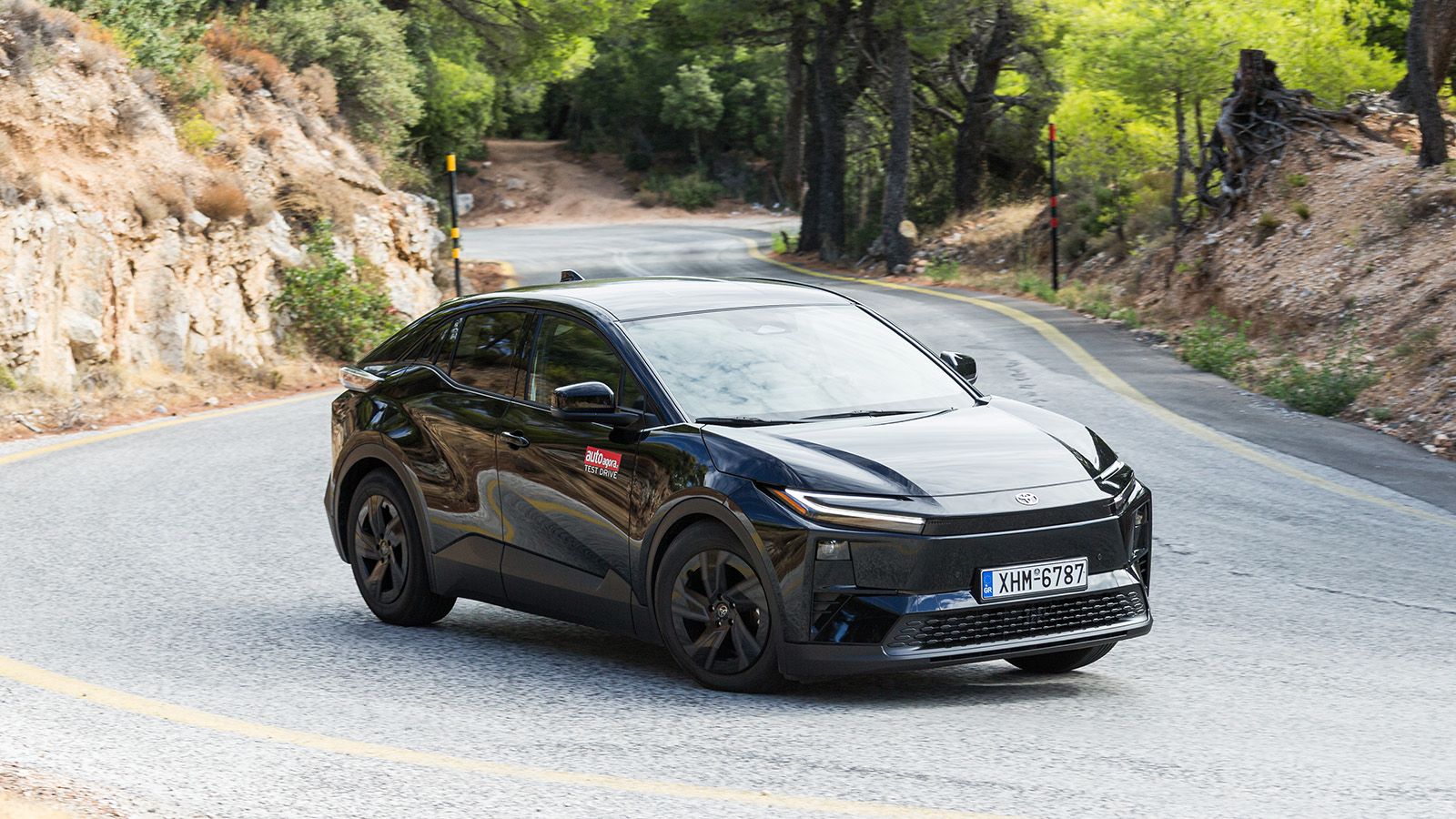 Toyota C-hr+. Τι βαθμό παίρνει σε κατανάλωση, χώρους, επιδόσεις, εγγυήσεις.